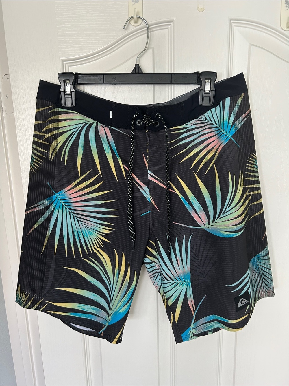 Quiksilver Size 33 Men’s Black Boardshorts with Multicolor Tropical Palm Print